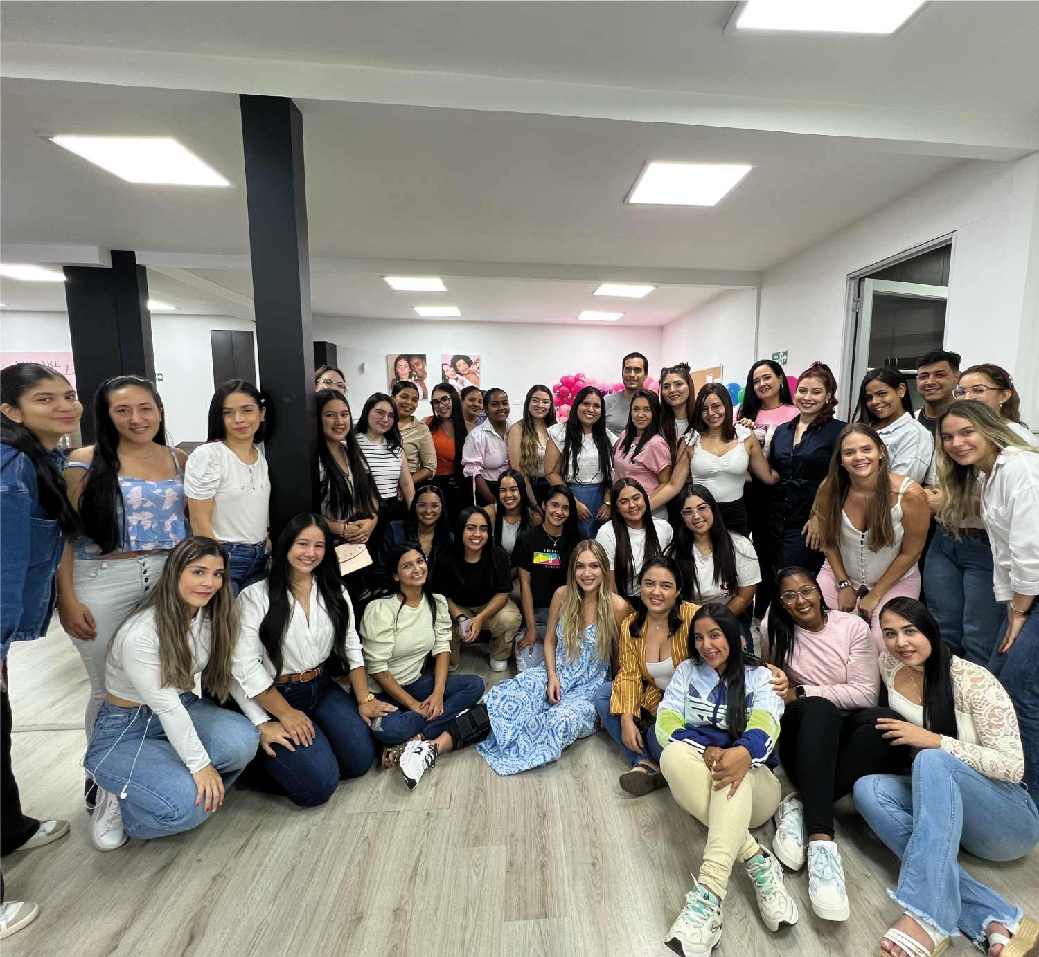 foto-trabajadoras-INFINITEK-ACIDO-HIALURONICO-RETINOL-AHA-BHA-SKINCARE-CUIDADO-FACIAL-LABIOS-LIP-PLUMPER.jpg